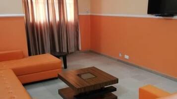 Apartamento Confort, 2 habitaciones, cocina | Zona de estar | Smart TV de 42 pulgadas con canales por cable, una televisión