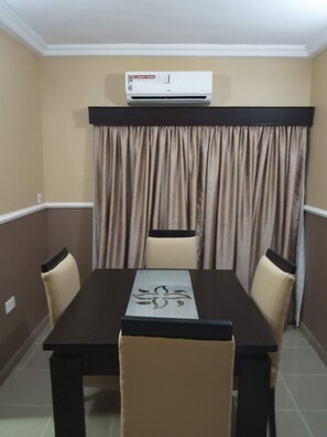 Appartement Confort, 2 chambres, cuisine | Restauration dans la chambre