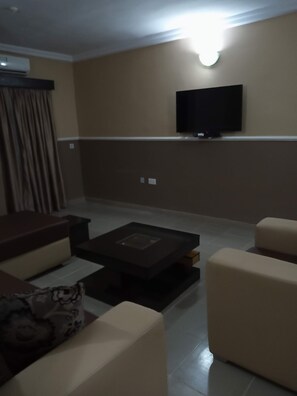Departamento Confort, 2 habitaciones, cocina | Área de sala de estar | Smart TV de 42 pulgadas con canales por cable y televisión 