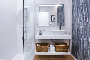 Dusche, Haartrockner, Handtücher, Seife