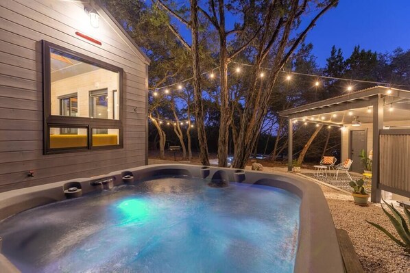 Terrace/patio - La Petite: a Tiny House Tucked in Nature *Hot Tub* (Hays County)