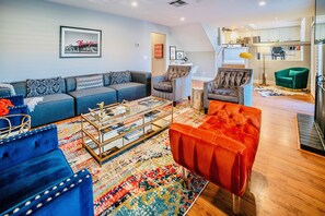 Flat-screen TV, fireplace, music library - NEW! LAS VEGAS  ESTATE-POOL-BUILT IN BBQ/GAME ROOM/AMAZING LOCATION (Henderson)