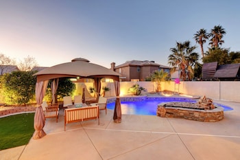 NEW! LAS VEGAS ESTATE-POOL-BUILT IN BBQ/GAME ROOM/AMAZING LOCAT
