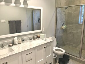 Towels - Spacious Modern Retreat House (Garland)