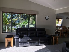 TV, books - Gateway to Paradise! (Paihia)
