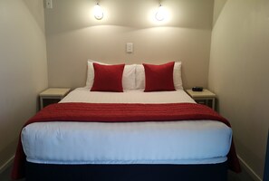 Studio | Blackout drapes, iron/ironing board, free WiFi, bed sheets - Avon City Motel (Christchurch)