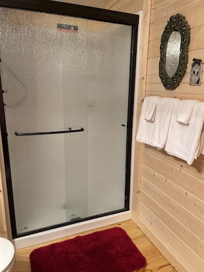 Dusch, hårtork, handdukar och tvål