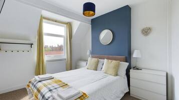 4 bedrooms, iron/ironing board, WiFi, bed sheets