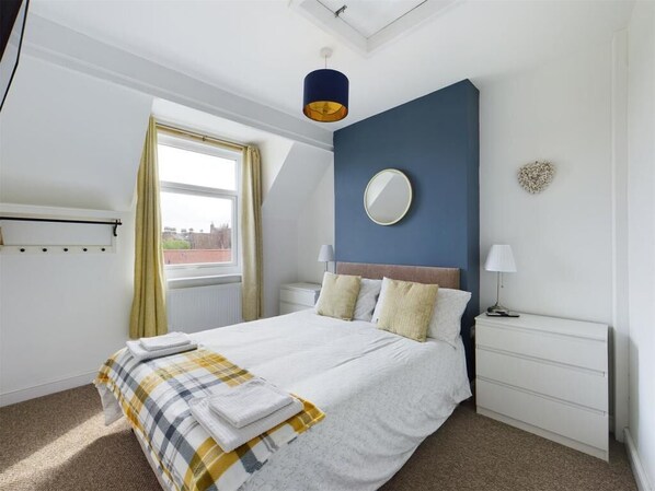 4 bedrooms, iron/ironing board, WiFi, bed sheets