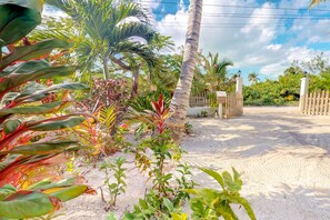 Property grounds - Family-friendly beachfront condo w/shared pool/dock, sea view, WiFi & partial AC (San Pedro)