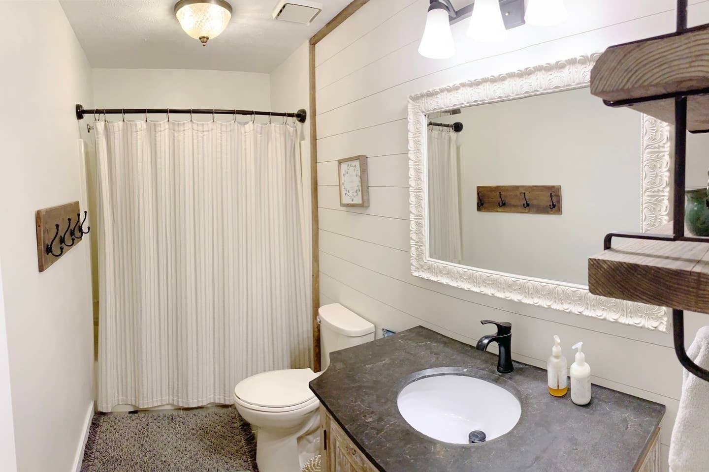Ensemble douche/baignoire, sèche-cheveux, serviettes fournies, savon