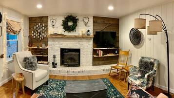 Una televisión, una chimenea, libros, un reproductor estéreo