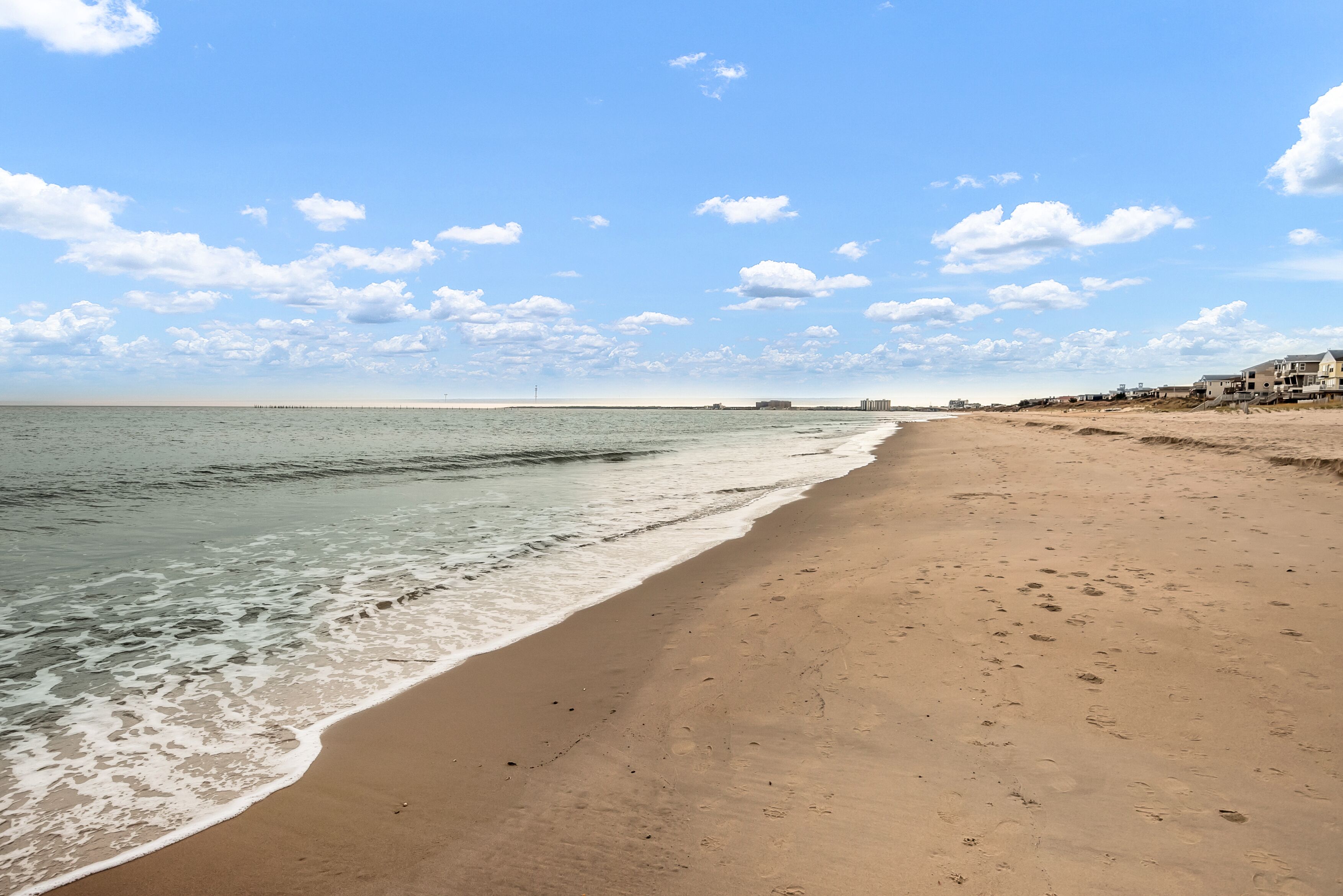 En la playa, camastros y toallas de playa 