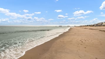 En la playa, camastros y toallas de playa