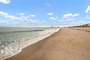 En la playa, camastros y toallas de playa 
