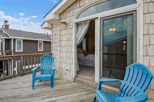 Chic’s Beach Retreat • Sleeps 12 • Ocean Views