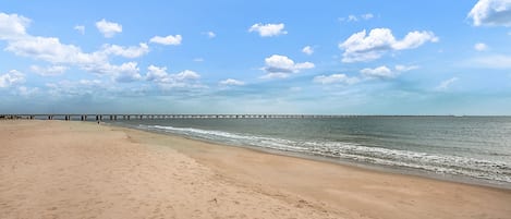 在海滩、沙滩椅、沙滩毛巾