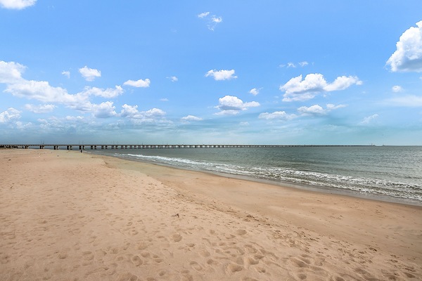 En la playa, camastros y toallas de playa