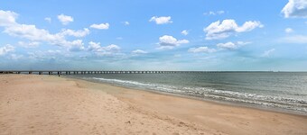 Find Sea-Renity in Central Chic's Beach Location - Ocean views await!