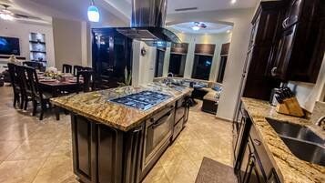 雪櫃、微波爐、焗爐、爐具