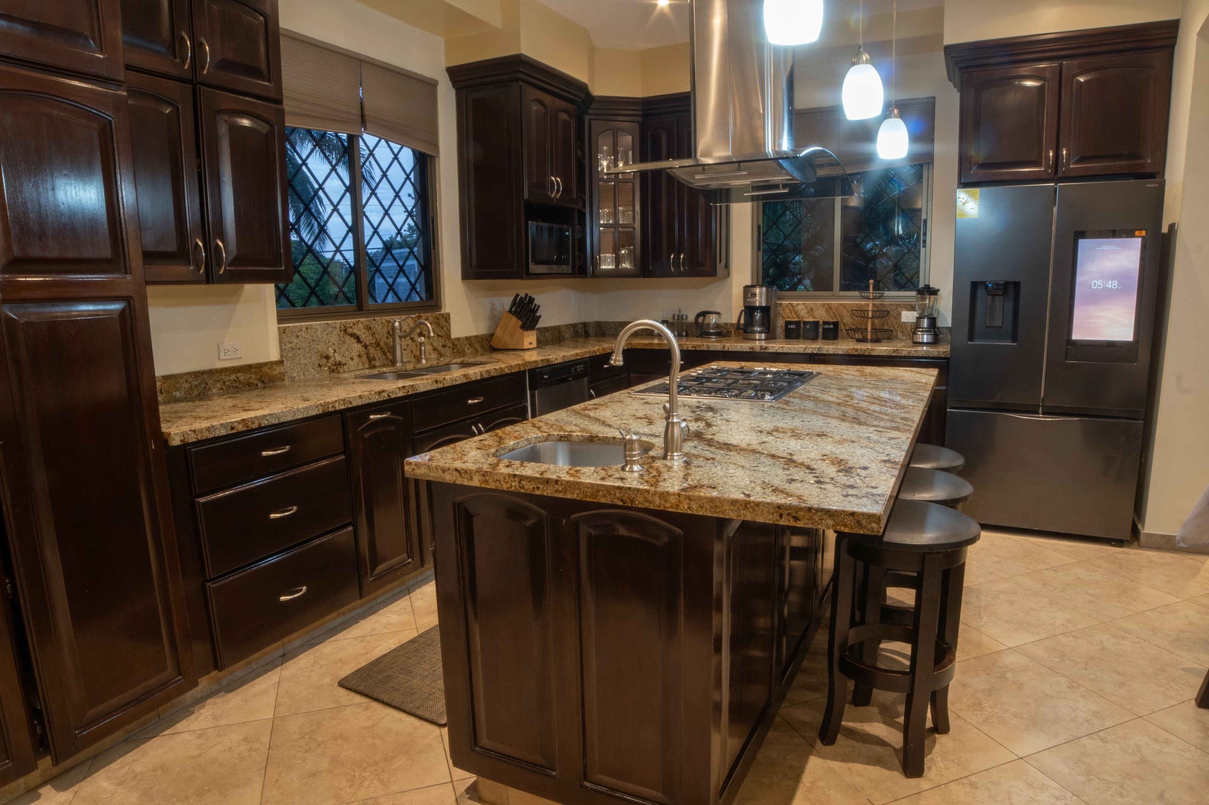 Geladeira, micro-ondas, fogão, cooktop