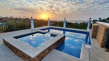 Una piscina al aire libre, una piscina climatizada