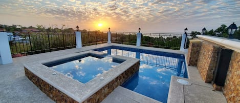 Una piscina al aire libre, una piscina climatizada