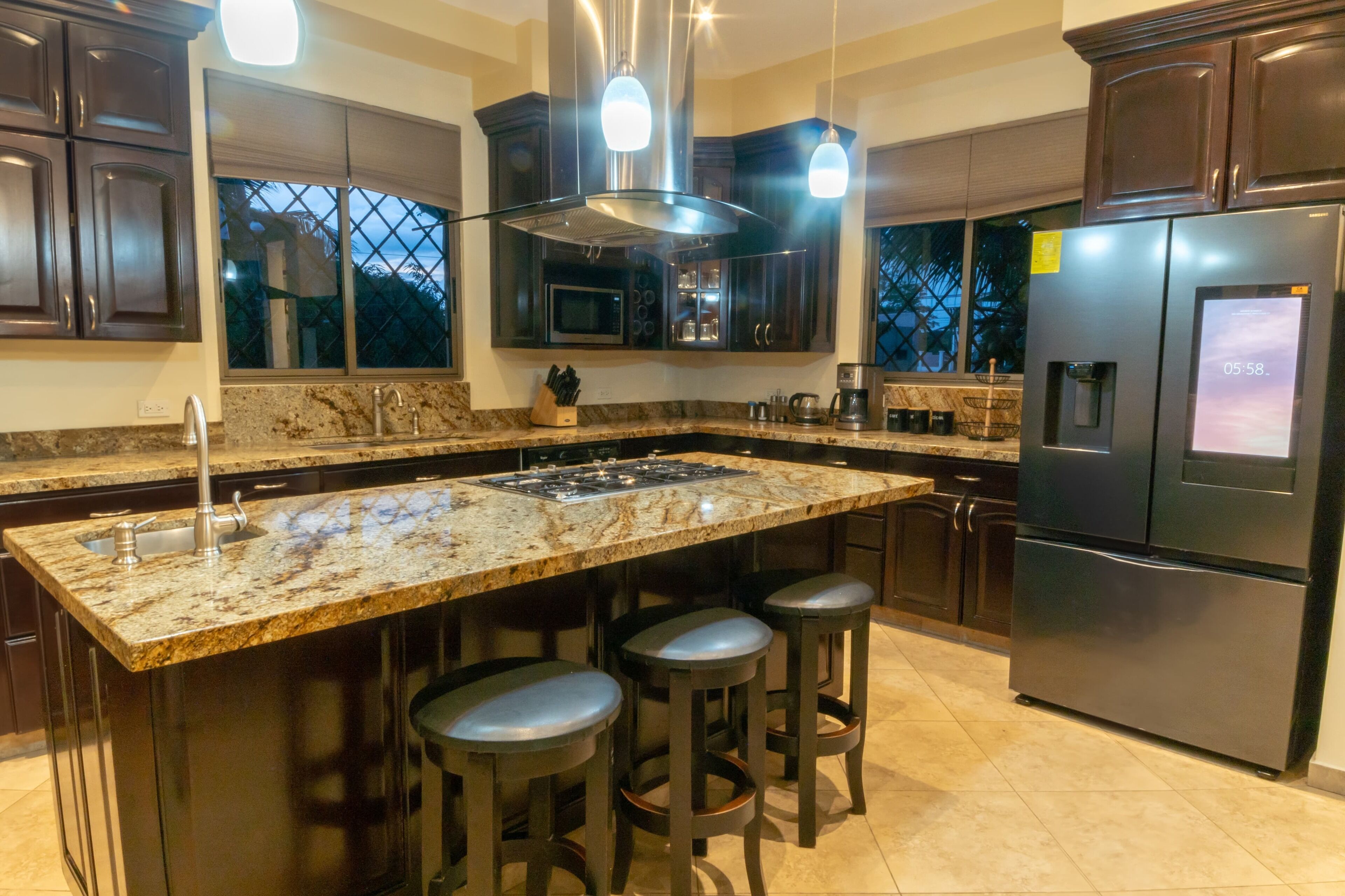 Réfrigérateur, micro-ondes, four, plaque de cuisson