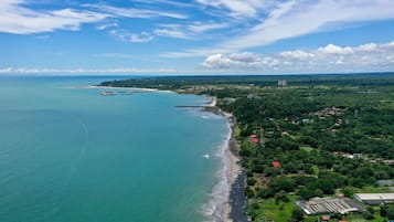 Perto da praia, espreguiçadeiras, toalhas de praia