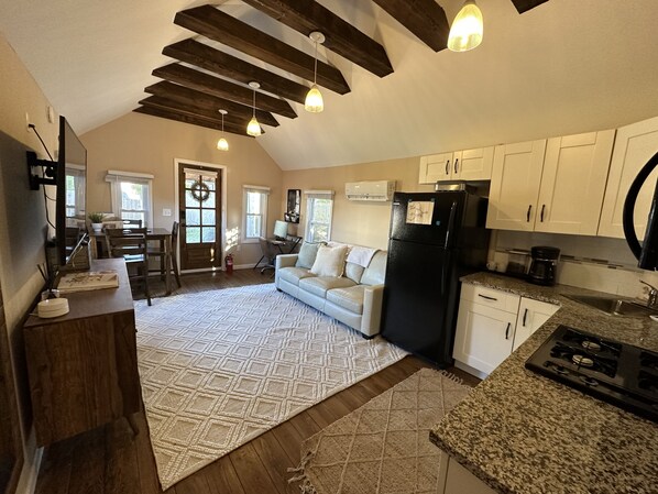 Smart-tv, boeken en een computerscherm