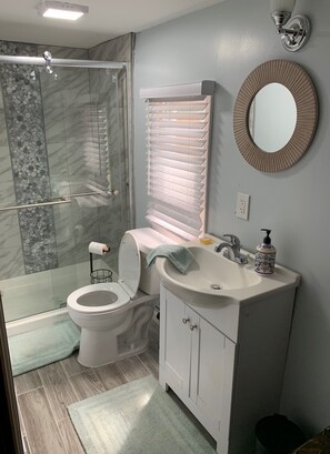 Een douche, een haardroger, handdoeken, zeep