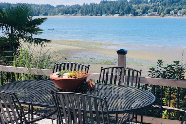 Waterfront dining for 6 during low tide