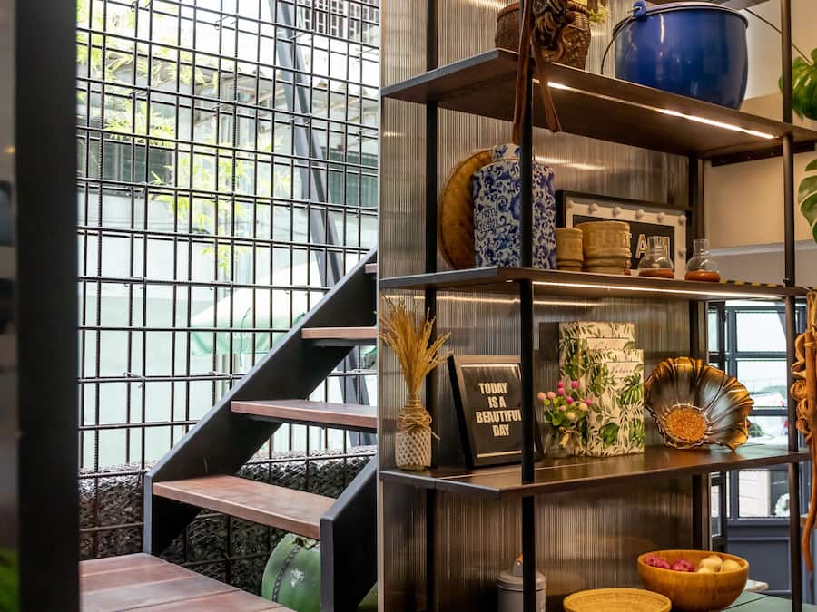 Breakfast and lunch served, local cuisine