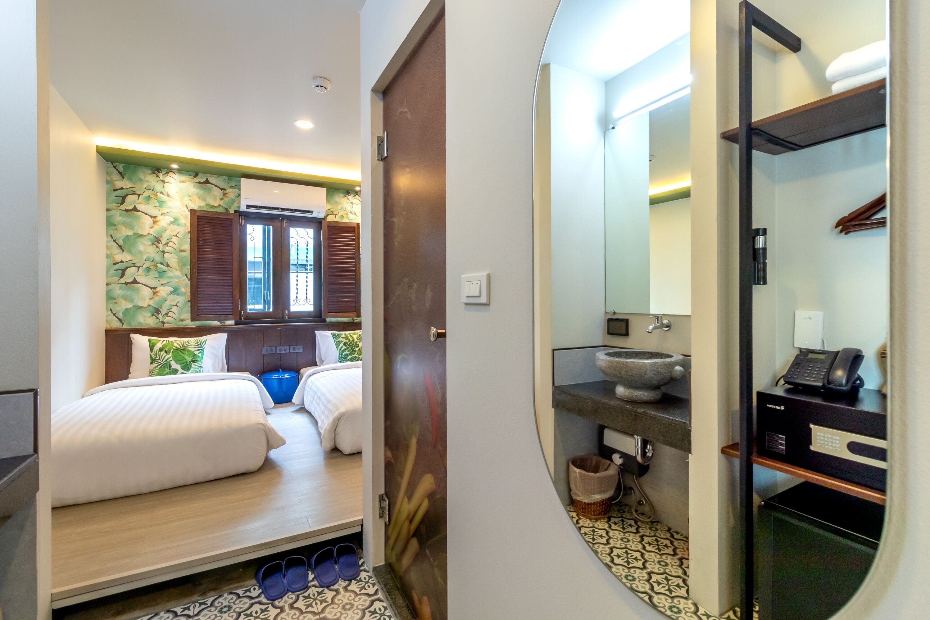 Deluxe Twin Room | Bathroom | Shower, hair dryer, slippers, towels