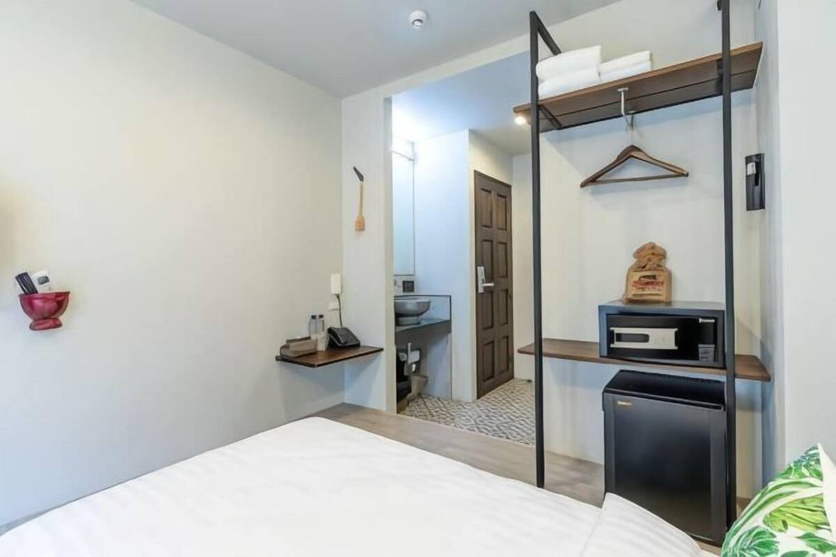 Desk, WiFi (free), bed sheets