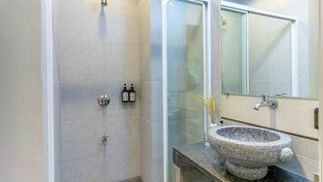 Standard-Doppelzimmer | Badezimmer | Dusche, Haartrockner, Hausschuhe, Handtücher