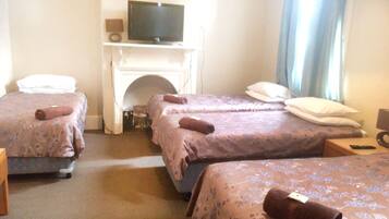 ستائر تعتيم ومكواة/لوح كي وواي فاي مجانًا وملاءات أسرّة