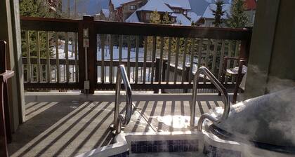 Spacious 3 BR Top Floor Condo - Kitchen, Mountain View Balcony, Fireplace & Pool