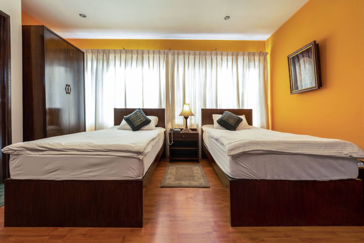 Habitación básica con 2 camas individuales | Caja de seguridad en la habitación y escritorio