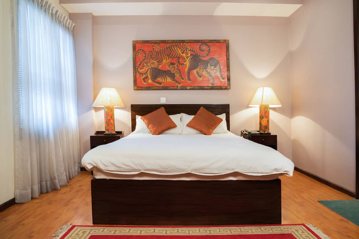 Habitación básica doble, 1 cama King size | Caja de seguridad en la habitación y escritorio