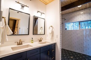 Combined shower/bathtub, hair dryer, towels - Salted Roots Red Door A-Frame Cabin (Seward)