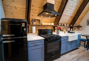 Fridge, oven, stovetop, coffee/tea maker