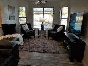 Una Smart TV, una chimenea, videojuegos, un reproductor de DVD