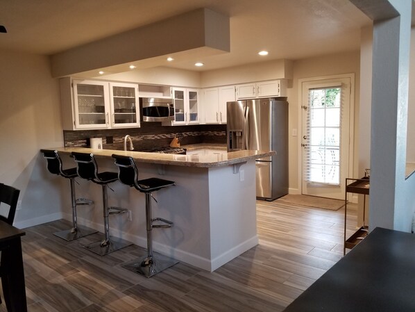 Frigorífico, microondas, horno y placa de cocina