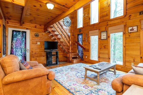 Hillside Loft Cabin- Hot Tub, WiFi, 20 mins from Natural Bridge