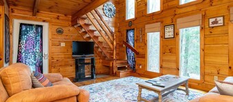 Hillside Loft Cabin- Hot Tub, WiFi, 20 mins from Natural Bridge