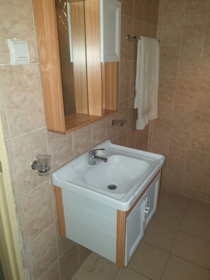 Bruser, hårtørrer, håndklæder