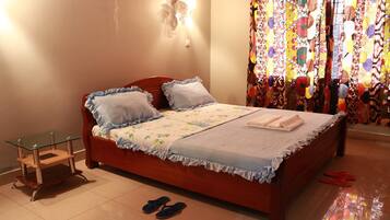 5 bedrooms, iron/ironing board, WiFi, bed sheets