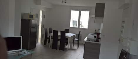 冷蔵庫、電子レンジ、オーブン、コンロ