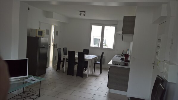 Réfrigérateur, micro-ondes, four, plaque de cuisson